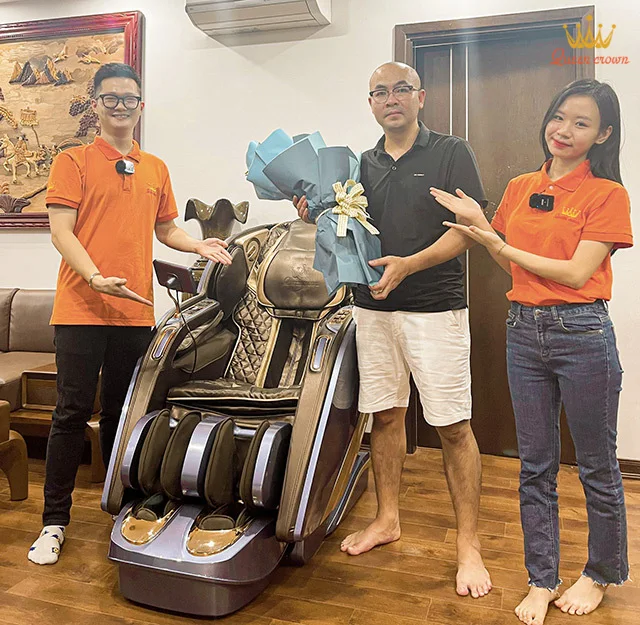 Anh Tuấn nhận ghế massage đã đặt tặng vợ