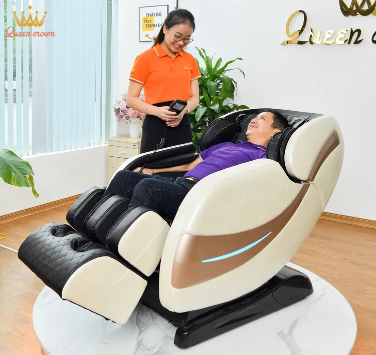 NSƯT Chí Trung rất thích khi trải nghiệm ghế massage Queen Crown QC CX7