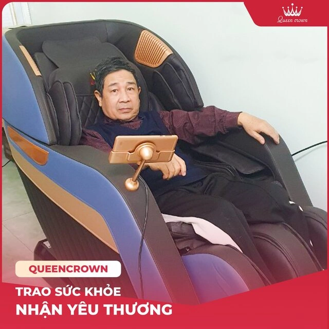 Chú Phong Hân Hoan Rinh Ghế Massage Queen Crown Fantasy M8 Về Nhà Đón Tết Rộn Ràng