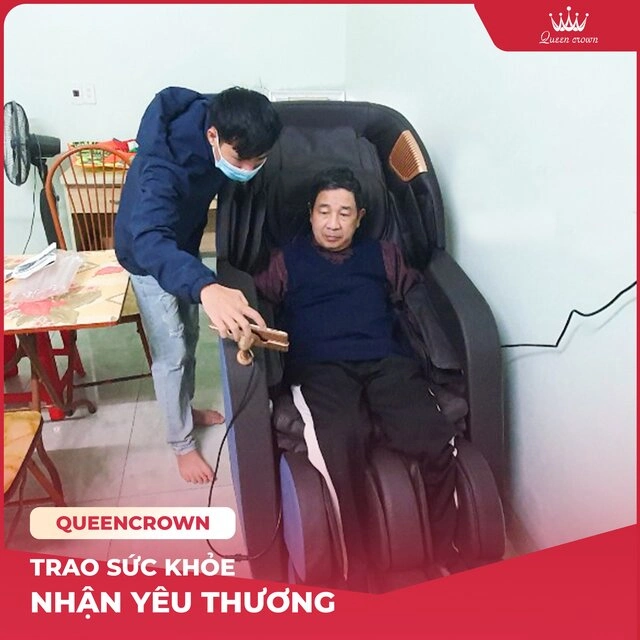 Chú Phong Hân Hoan Rinh Ghế Massage Queen Crown Fantasy M8 Về Nhà Đón Tết Rộn Ràng