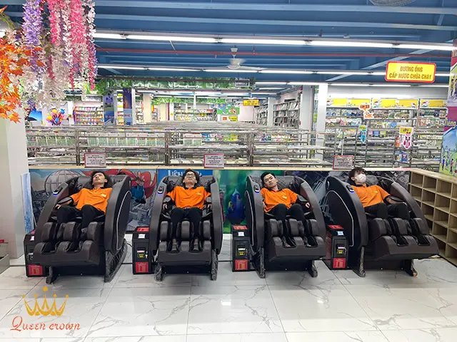 Nhà sách Tiến Thọ lựa chọn ghế massage kinh doanh Queen Crown QC KD7 Plus cho hàng loạt chuỗi cửa hàng