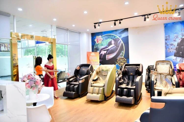 NSƯT Chiều Xuân tới thăm showroom Queen Crown Cầu Giấy
