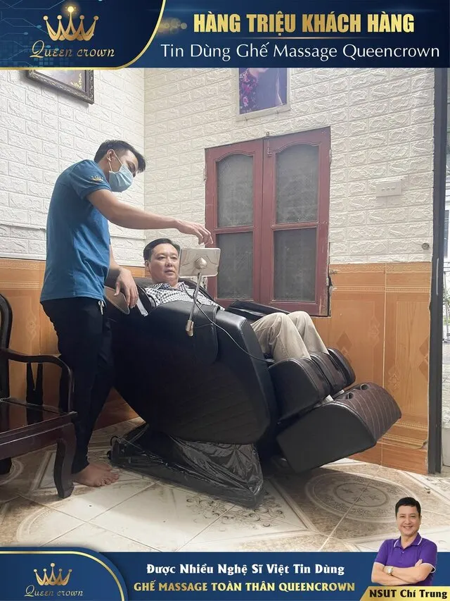 Chuyên viên Queen Crown đang hướng dẫn NSUT Phú Kiên sử dụng ghế