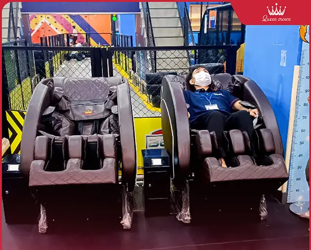 Hệ thống Tiniworld đầu tư 250 ghế massage kinh doanh Queen Crown QC KD7 cho chuỗi cửa hàng toàn quốc
